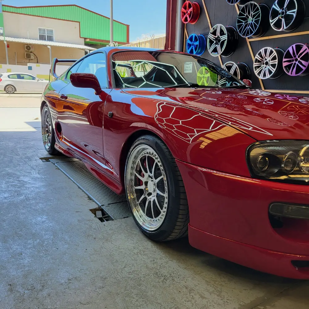 Toyota Supra con llantas reparadas en el taller de Luxury Wheels en Valencia
