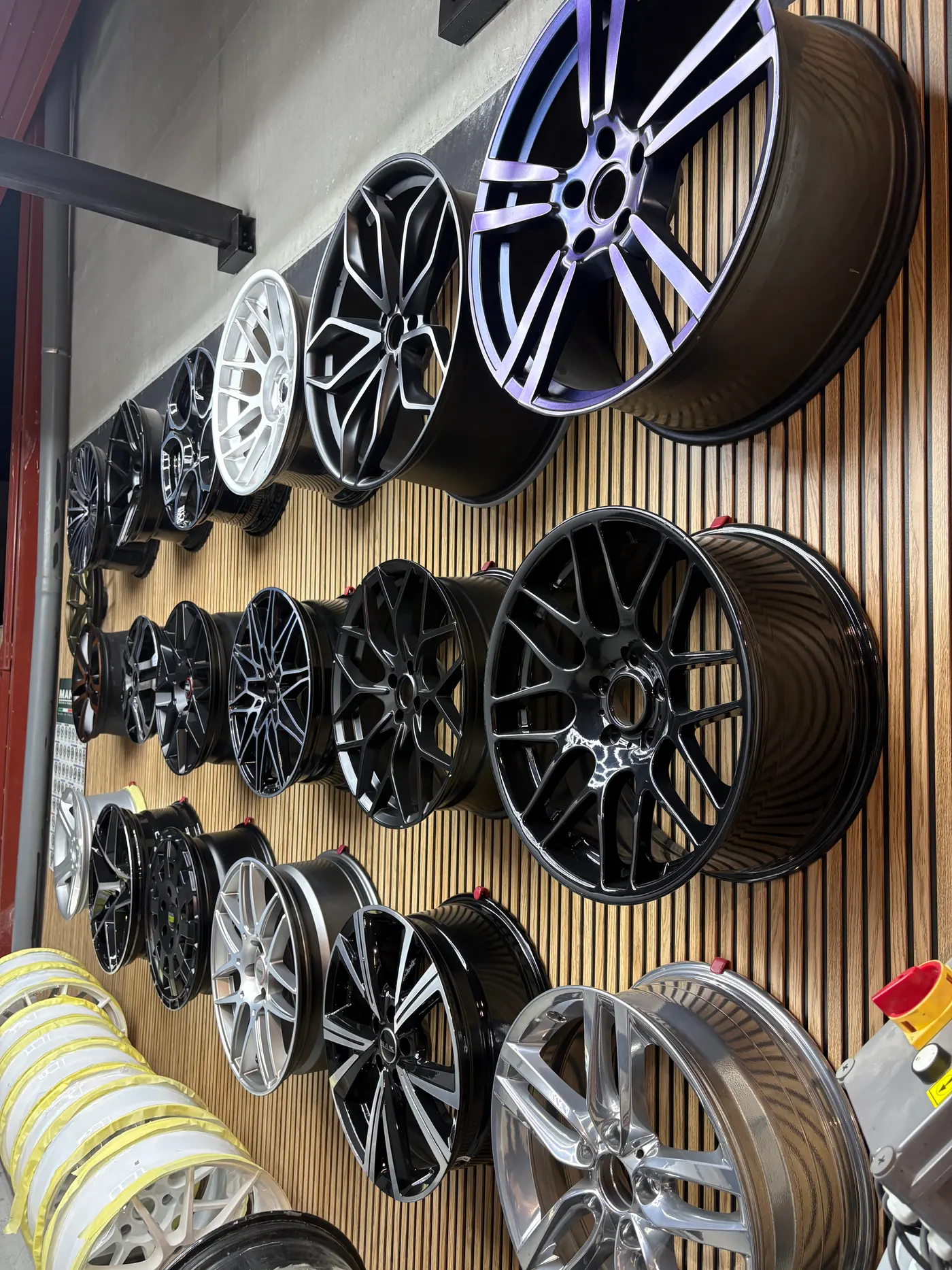 Pared de llantas nuevas en el taller de Luxury Wheels